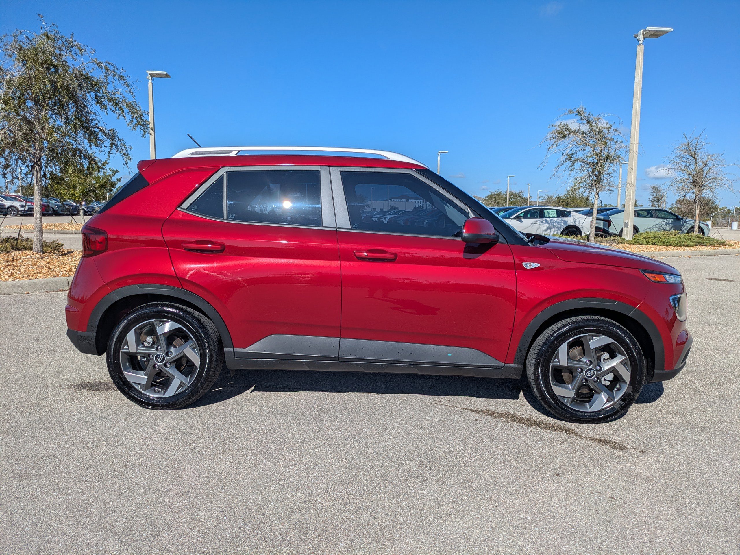 Used 2024 Hyundai Venue SEL image 4