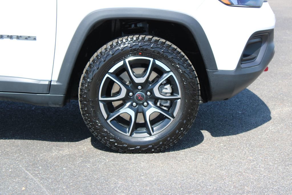 Used 2025 Jeep Compass Trailhawk image 12