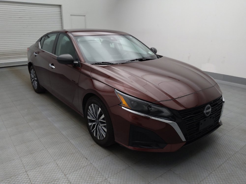 Used 2025 Nissan Altima 2.5 SV FWD image 13