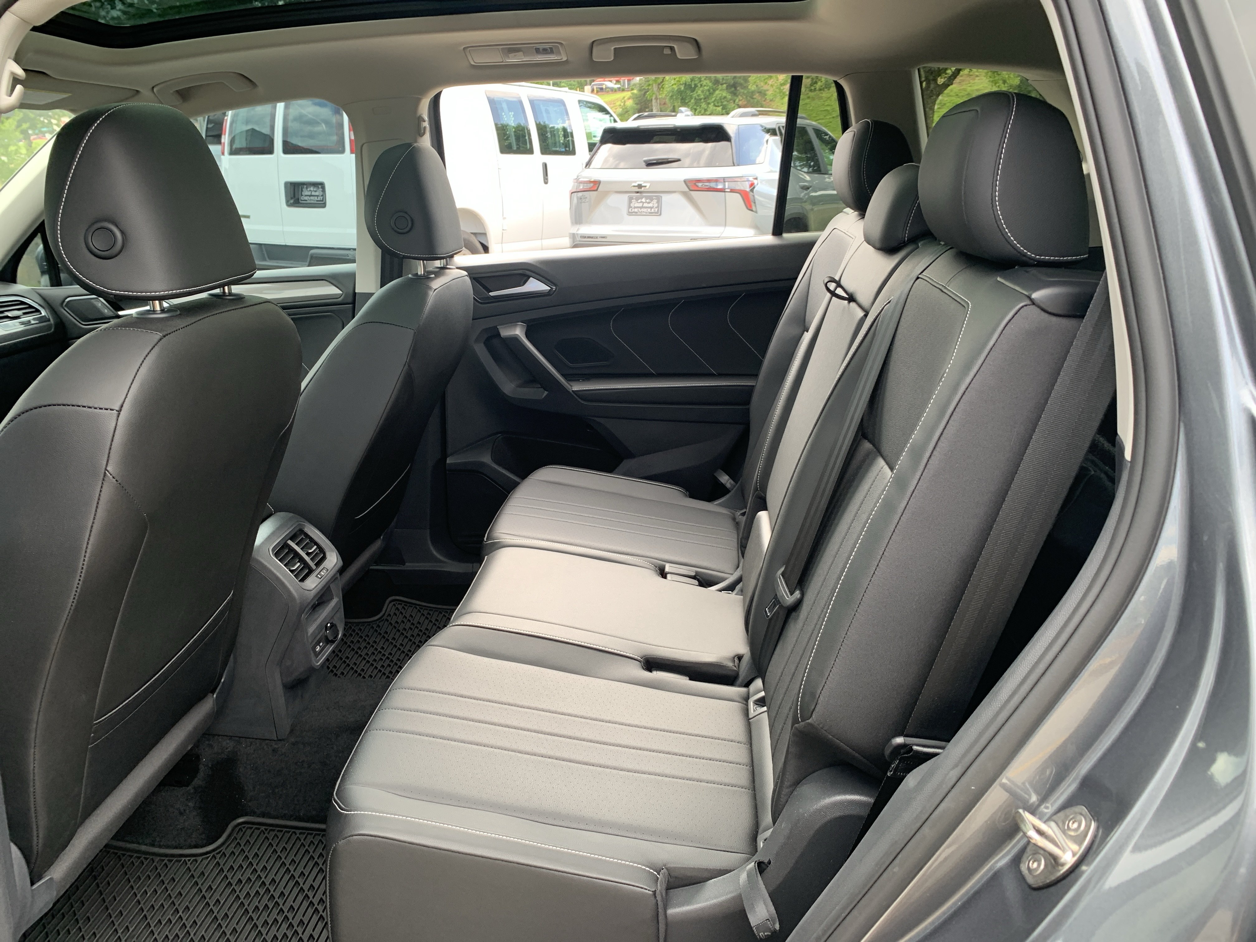 Used 2023 Volkswagen Tiguan SE w/ Panoramic Sunroof Package FWD image 27