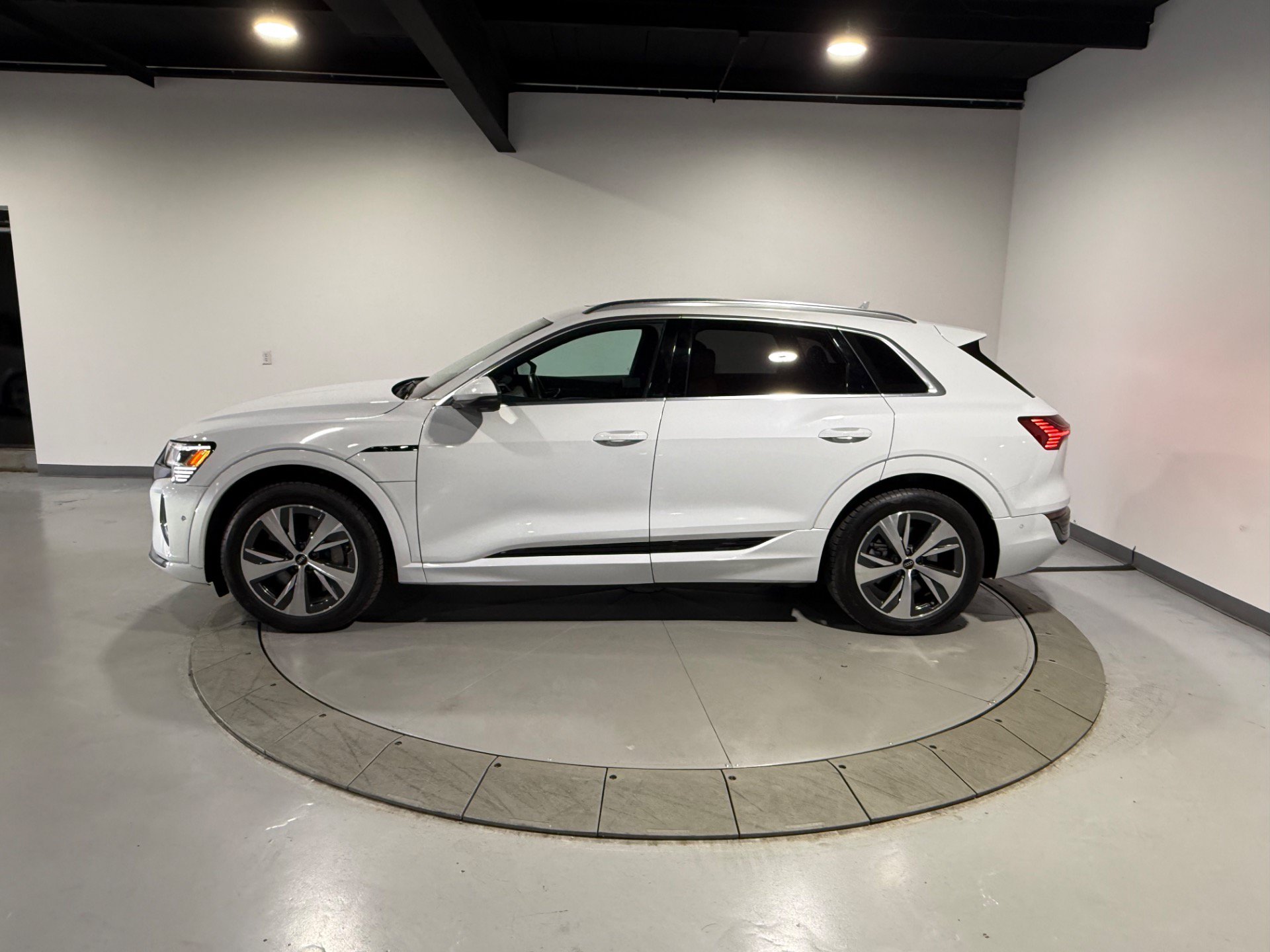 Used 2024 Audi Q8 e-tron Premium Plus w/ Premium Plus Package AWD/4WD image 10