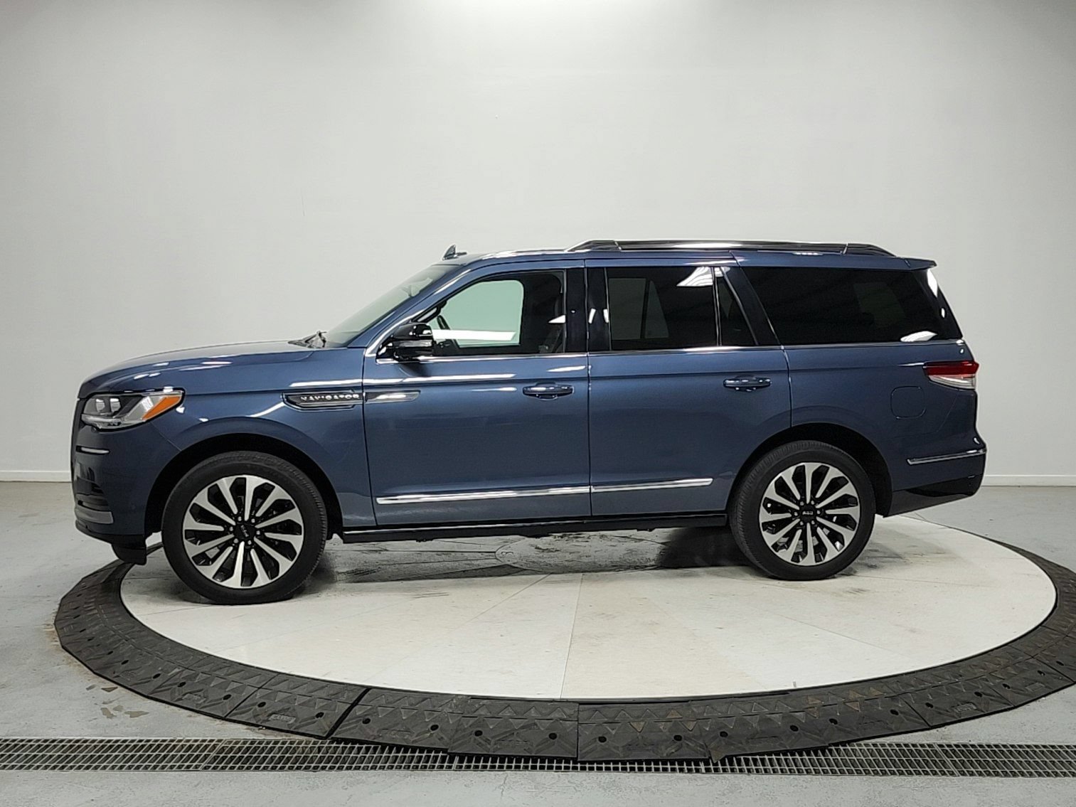 Used 2022 Lincoln Navigator Reserve AWD/4WD image 4