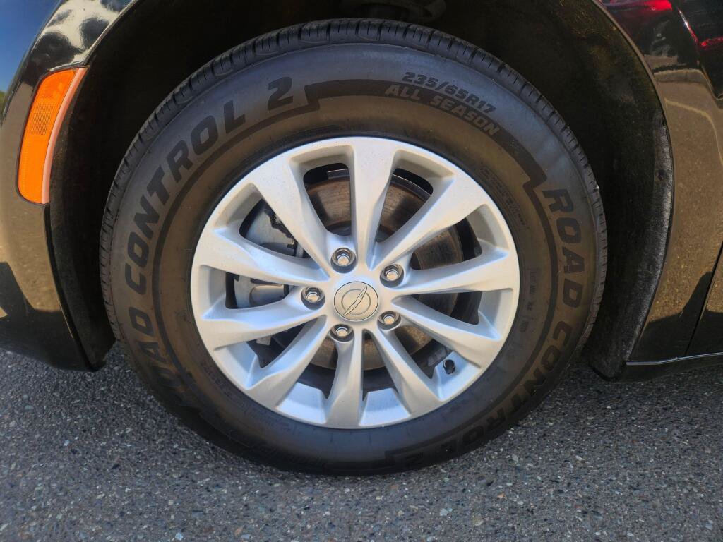 Used 2019 Chrysler Pacifica Touring-L FWD image 9