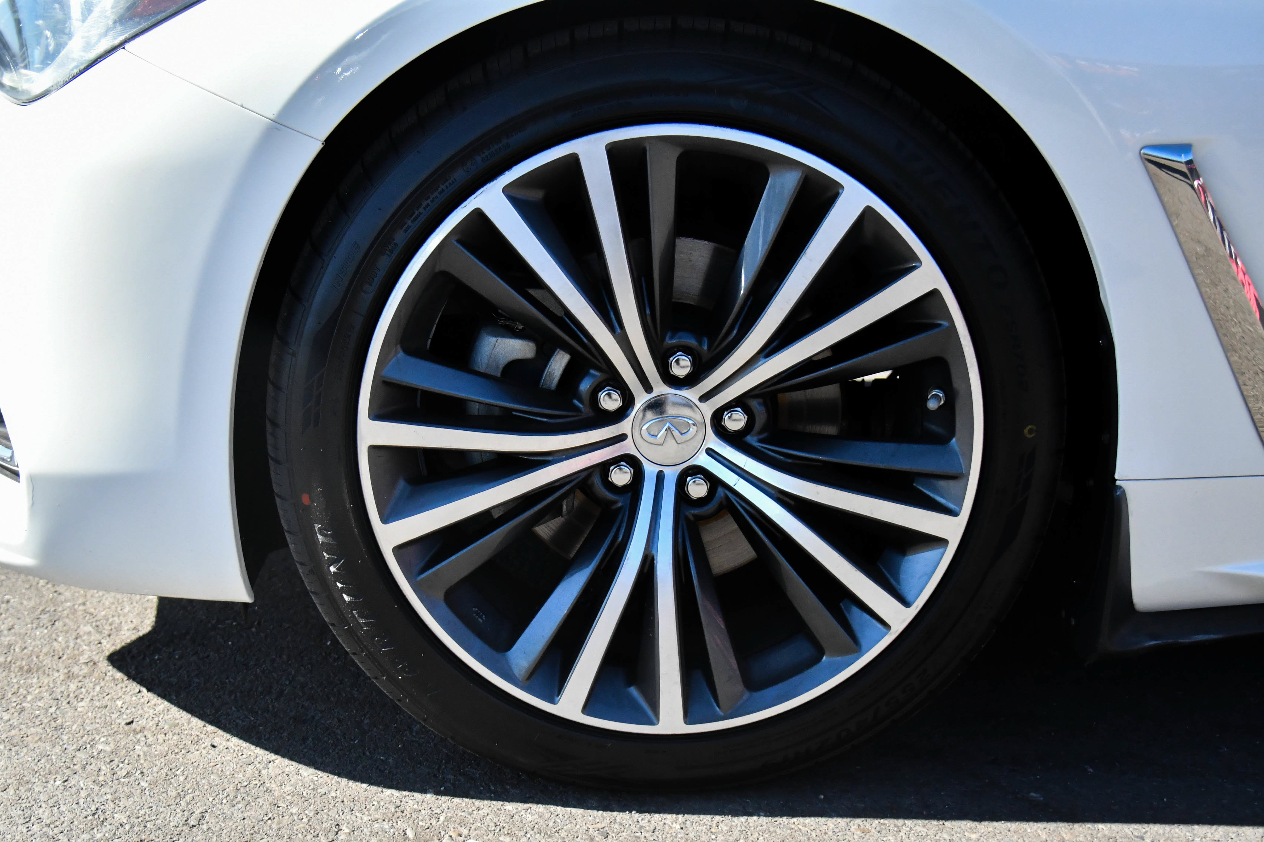 Used 2019 INFINITI Q60 3.0t Luxe w/ Essential Package RWD image 12