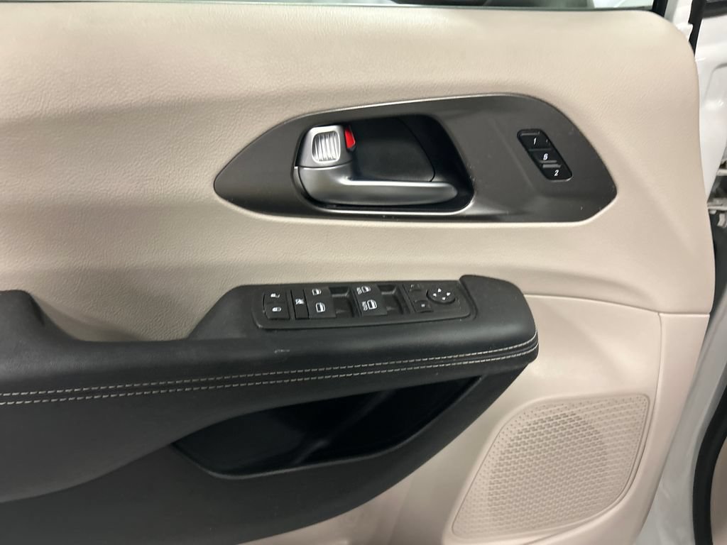 Used 2023 Chrysler Pacifica Touring-L FWD image 14