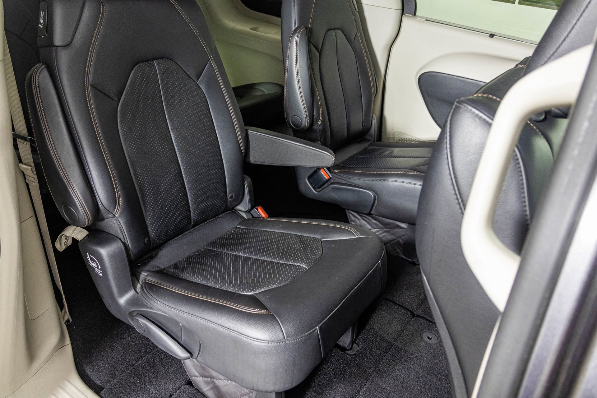 Used 2018 Chrysler Pacifica Touring-L image 43