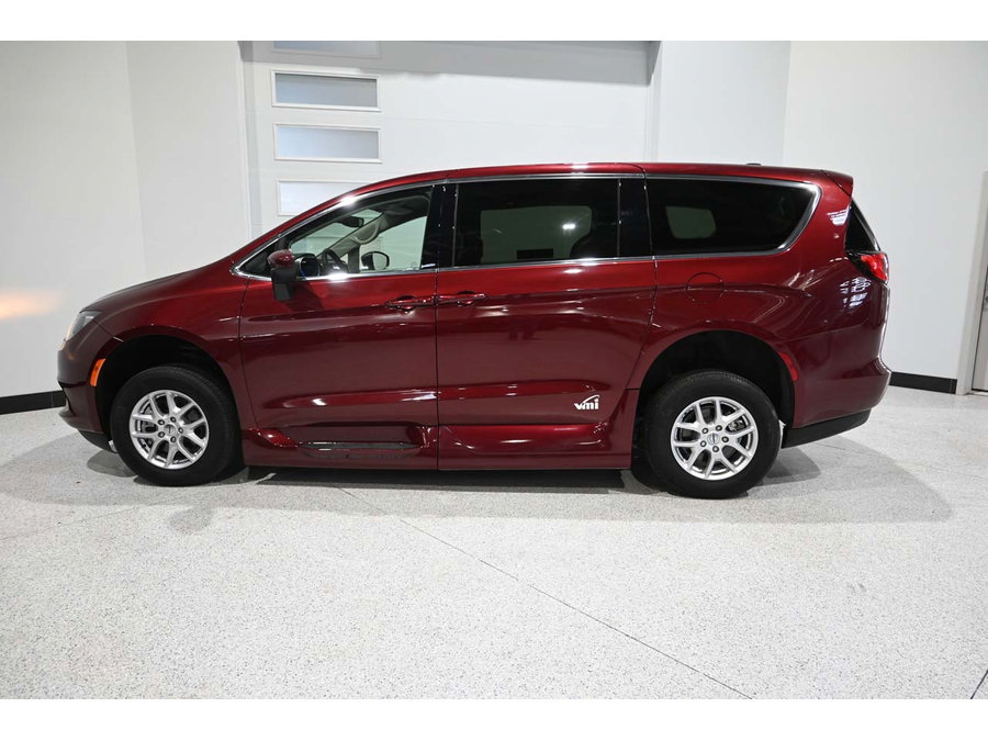 Used 2023 Chrysler Voyager LX FWD image 9