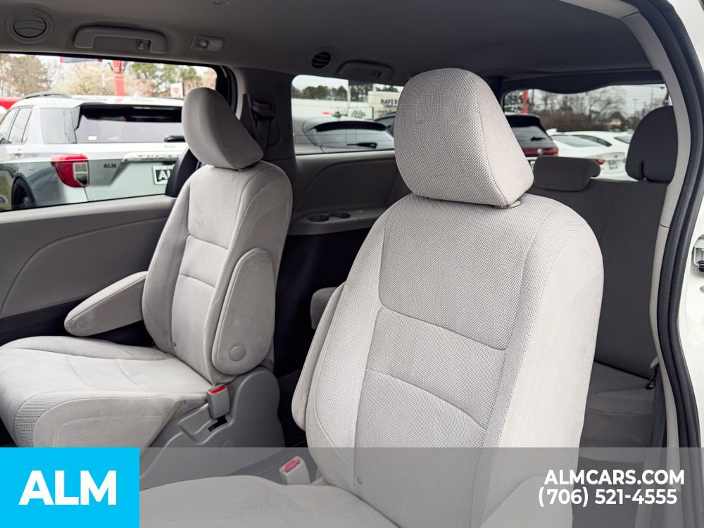 Used 2020 Toyota Sienna L FWD image 17