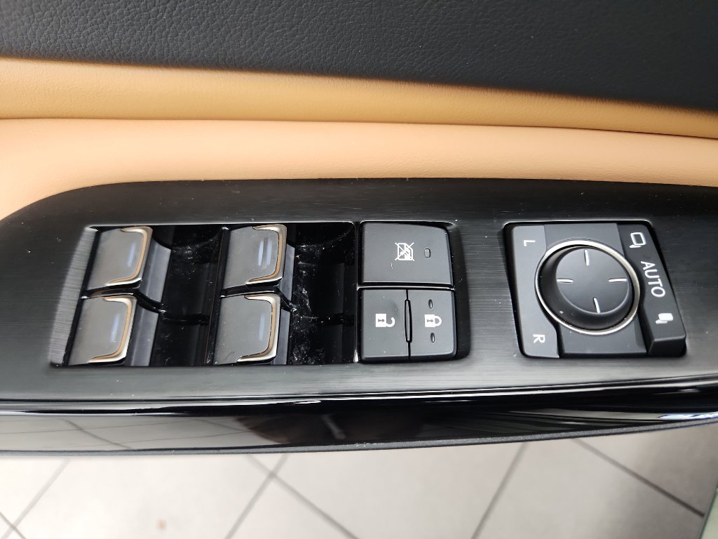 Used 2024 Lexus ES 350 Premium w/ Premium Package image 10