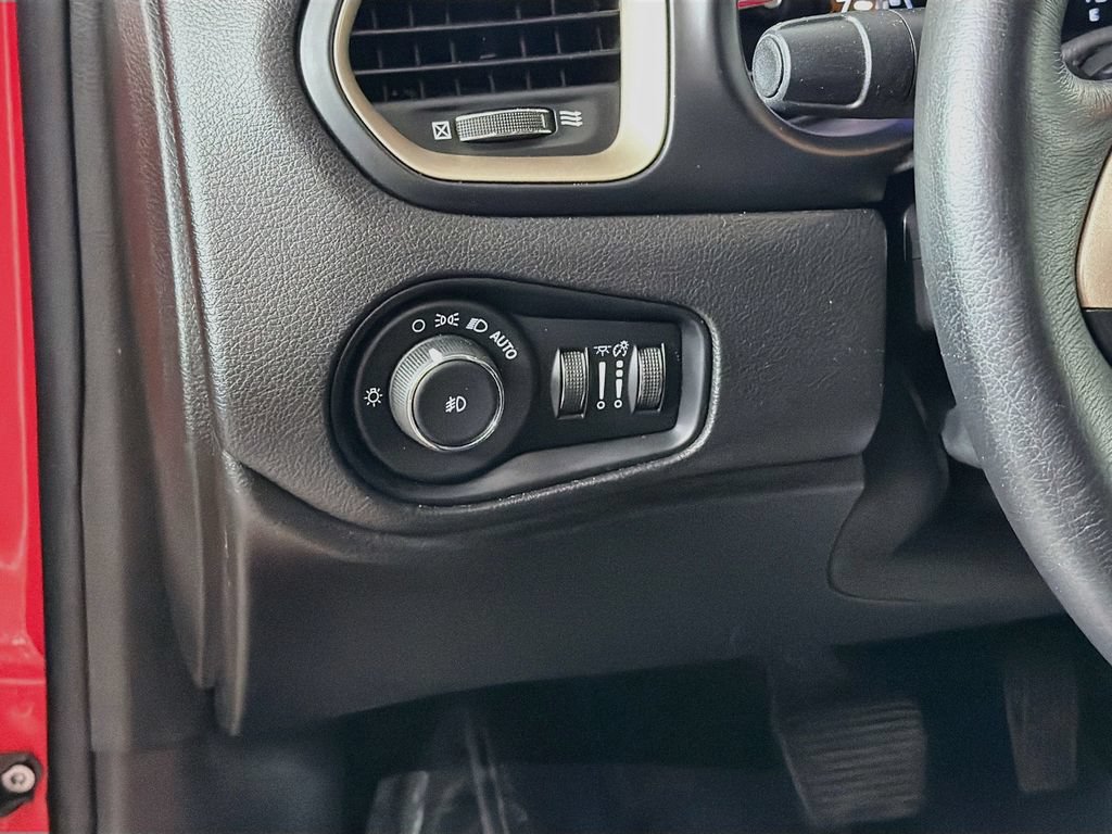 Used 2017 Jeep Renegade Latitude FWD image 10