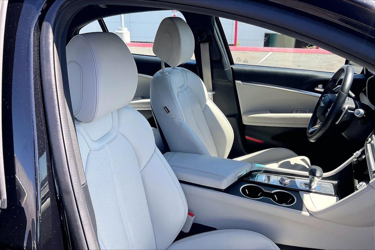 Used 2025 Genesis G70 2.5T RWD image 7
