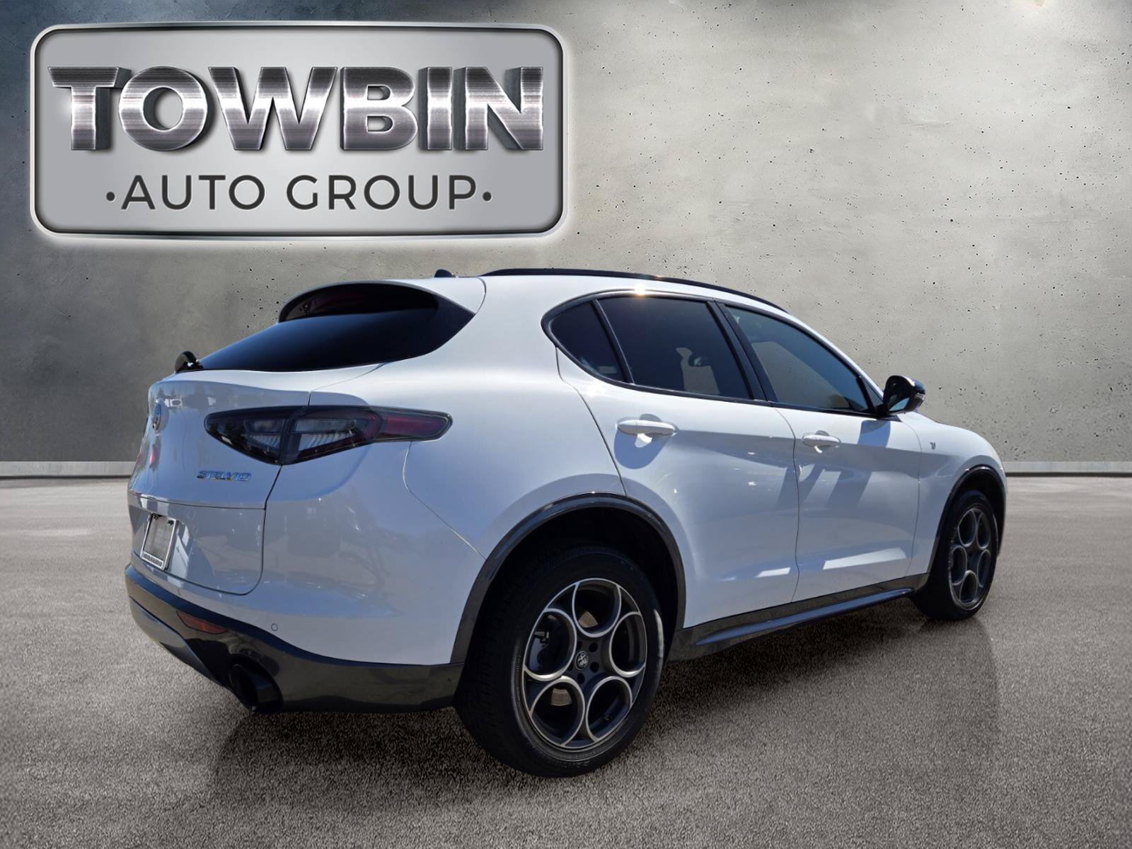 Used 2024 Alfa Romeo Stelvio Ti AWD/4WD image 4