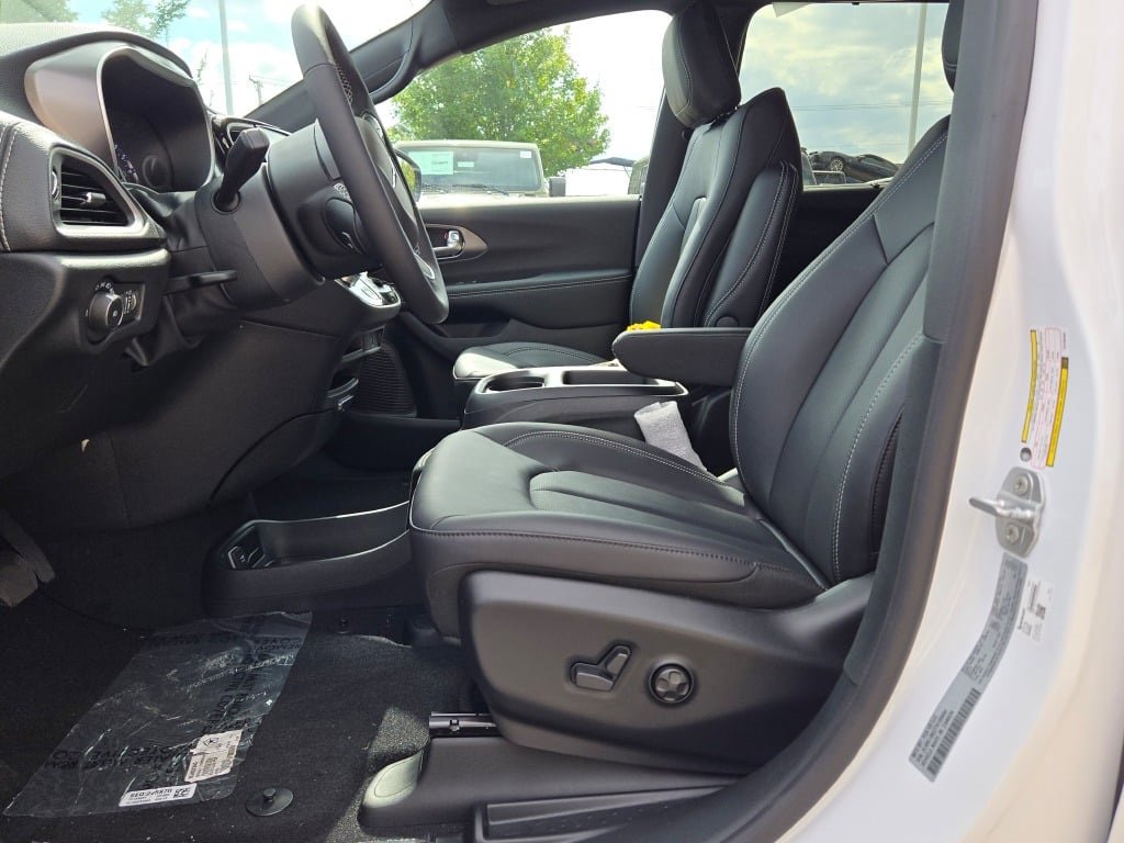 New 2026 Chrysler Pacifica Select image 24