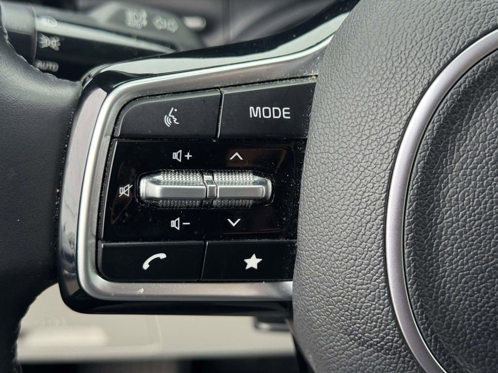 Used 2023 Kia Carnival EX image 20