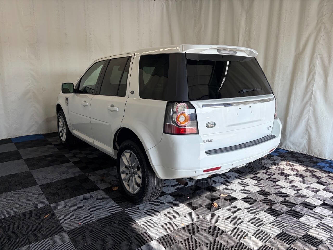 Used 2015 Land Rover LR2 AWD/4WD image 5