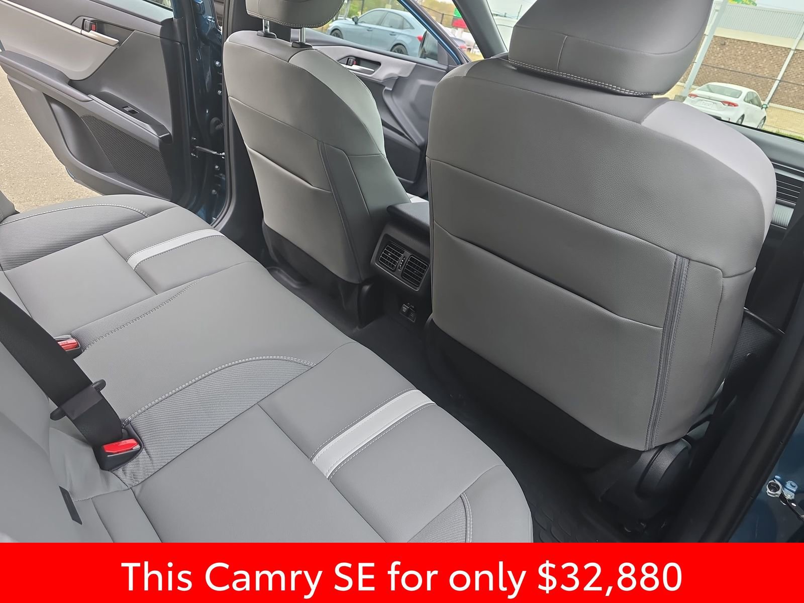 Used 2025 Toyota Camry SE w/ Convenience Package image 17