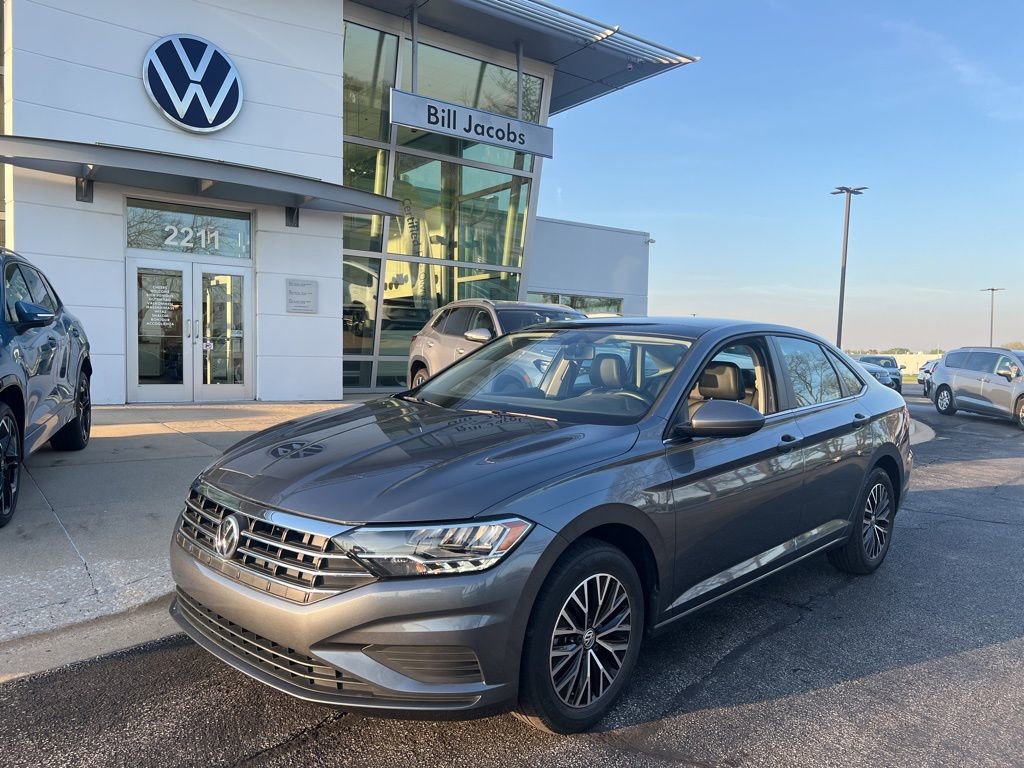 Used 2021 Volkswagen Jetta SE image 2