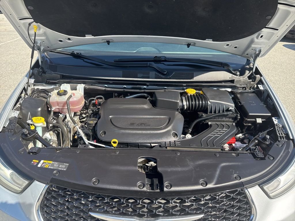 Used 2023 Chrysler Pacifica Touring-L FWD image 35