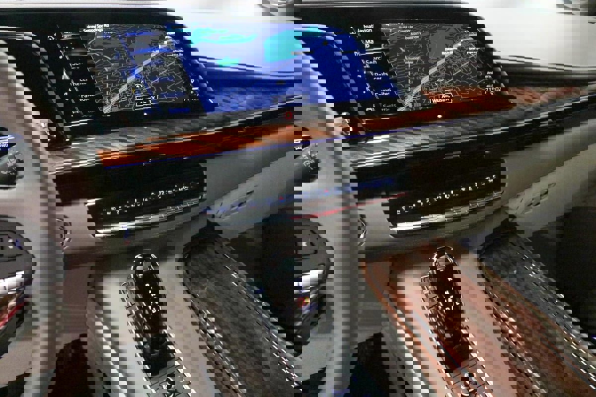 Used 2024 Cadillac Escalade ESV Sport Platinum w/ LPO, ONYX Package image 18