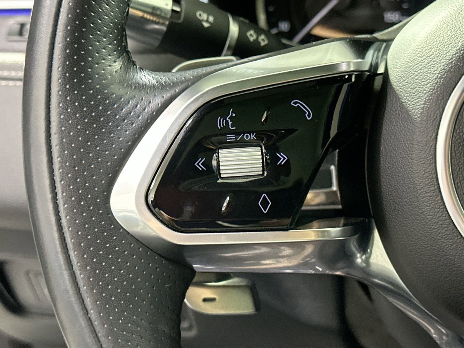 Used 2022 Jaguar XF R-Dynamic SE image 21