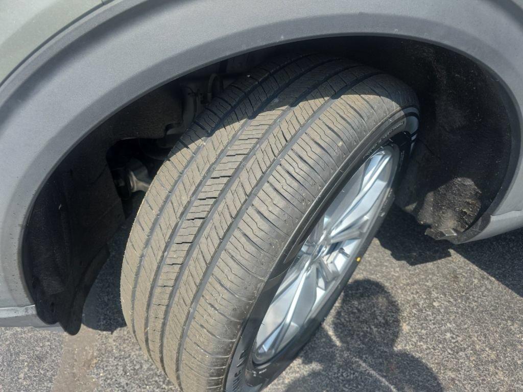 Used 2020 Ford Explorer XLT w/ Equipment Group 202A AWD/4WD image 12