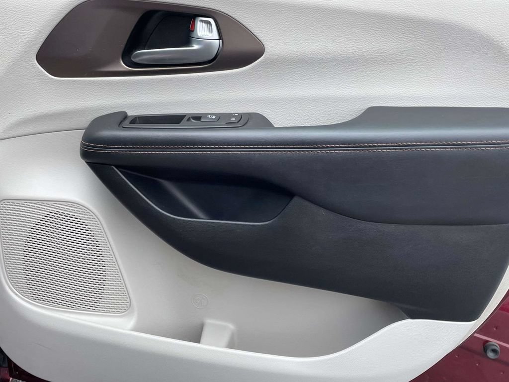 Certified 2017 Chrysler Pacifica Touring-L FWD image 16