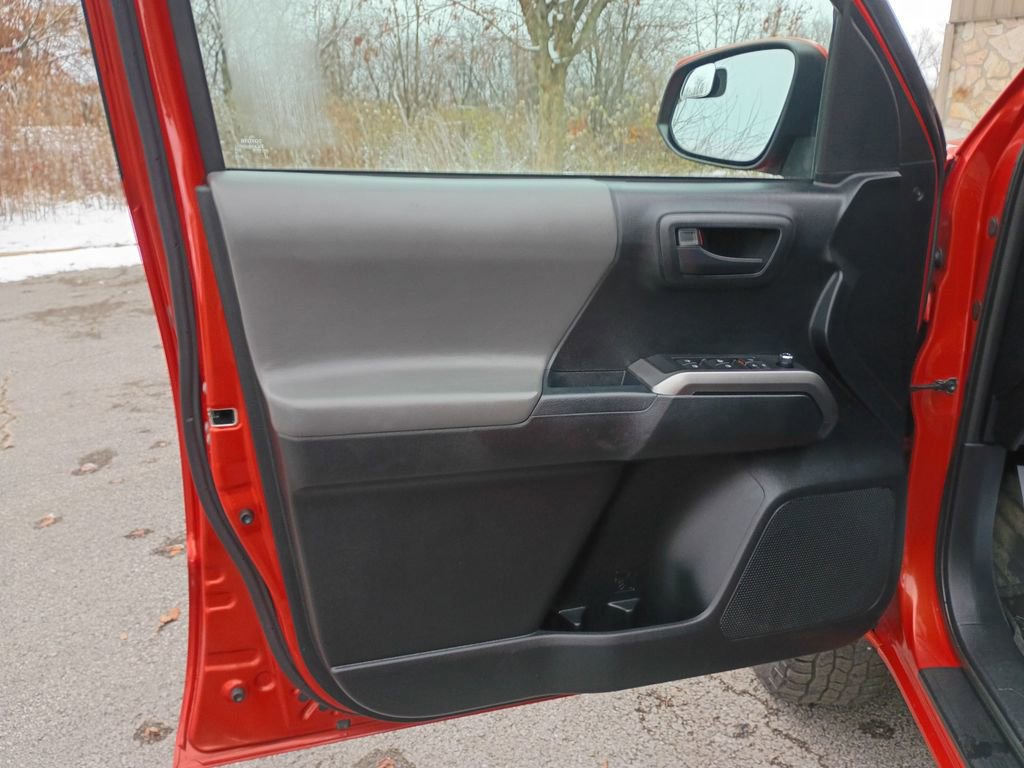 Used 2016 Toyota Tacoma SR5 w/ SR5 Appearance Package (SN) image 12