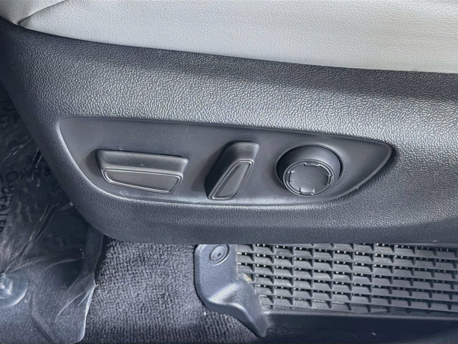 Used 2025 Toyota Sienna XLE w/ XLE Plus Package FWD image 24