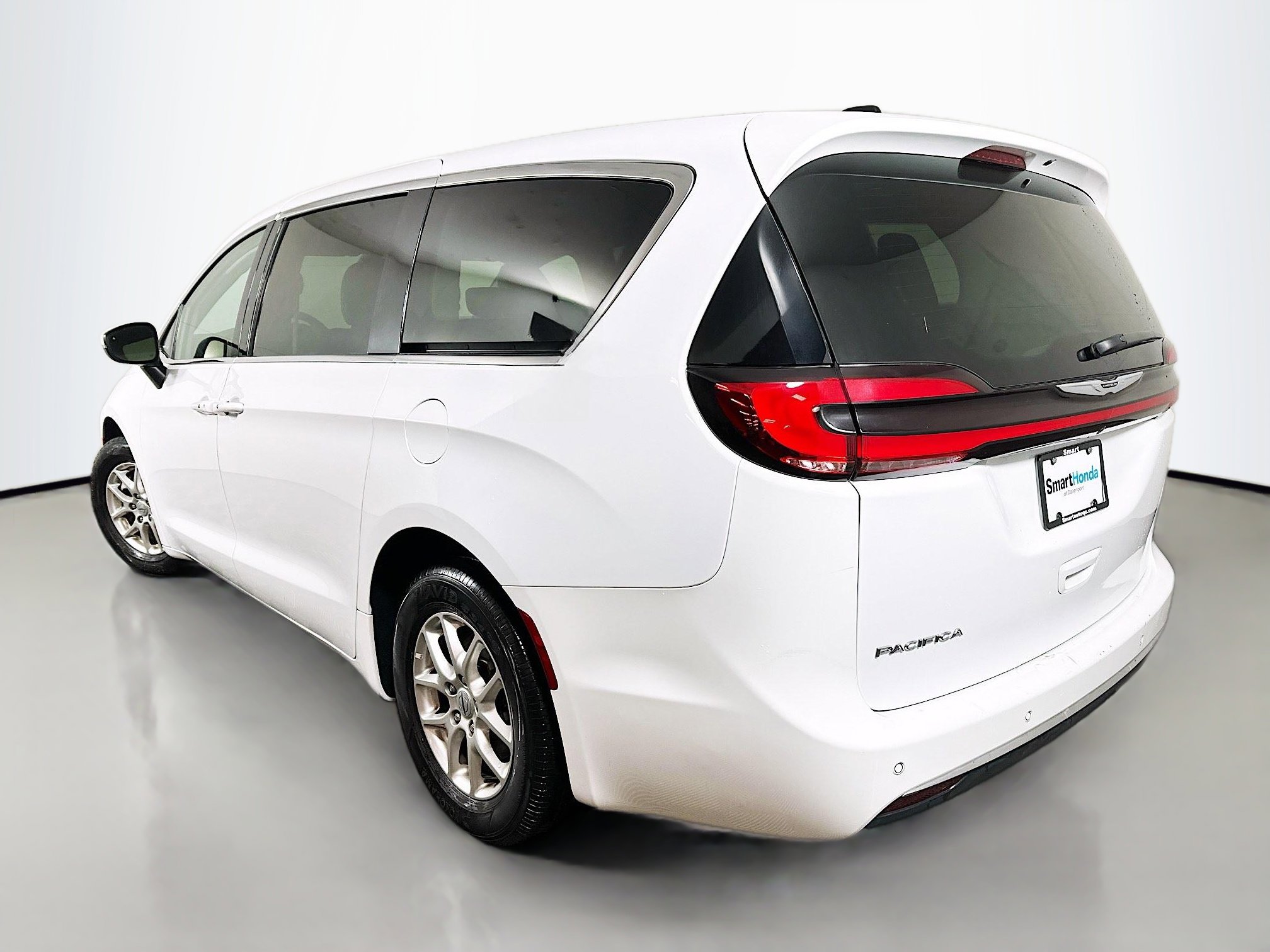 Used 2023 Chrysler Pacifica Touring-L image 5