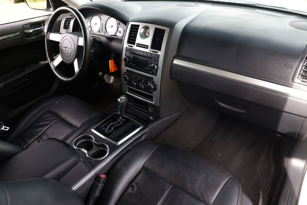 Used 2010 Chrysler 300 Touring RWD image 18