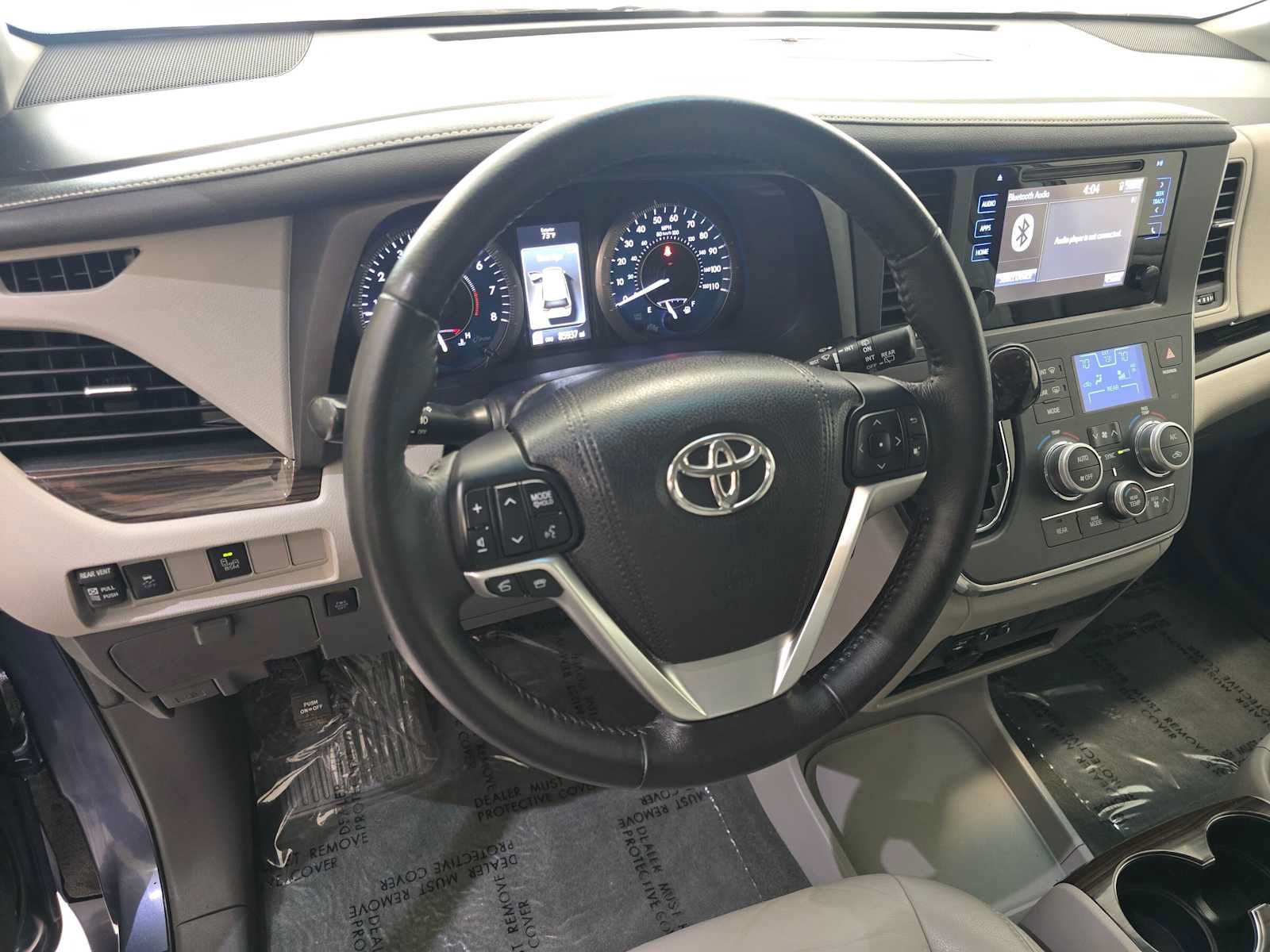 Used 2017 Toyota Sienna XLE FWD image 2