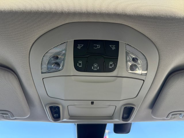 Used 2018 Chrysler Pacifica Limited w/ Tire & Wheel Group FWD image 22
