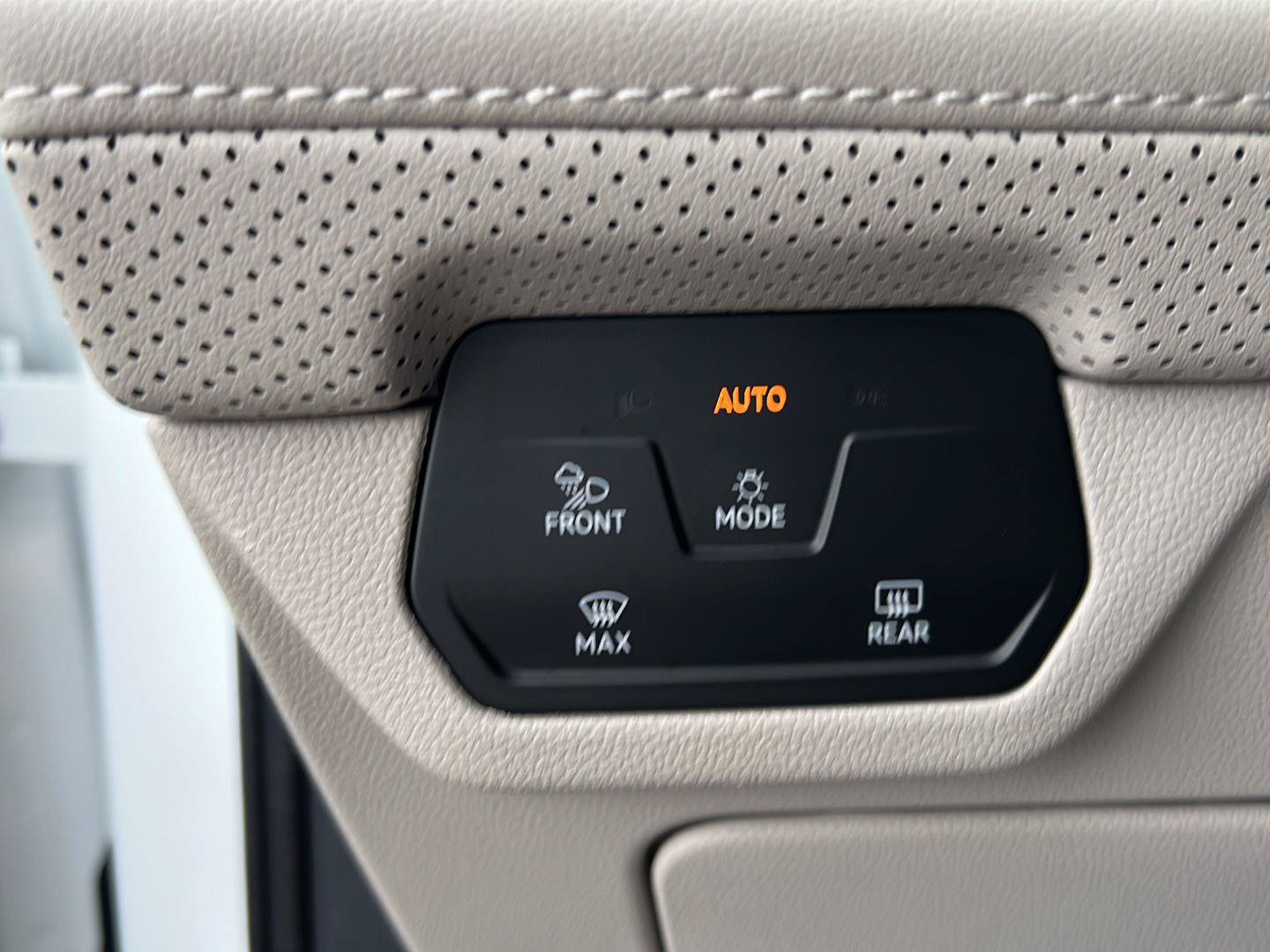 Used 2024 Volkswagen Atlas SE AWD/4WD image 9