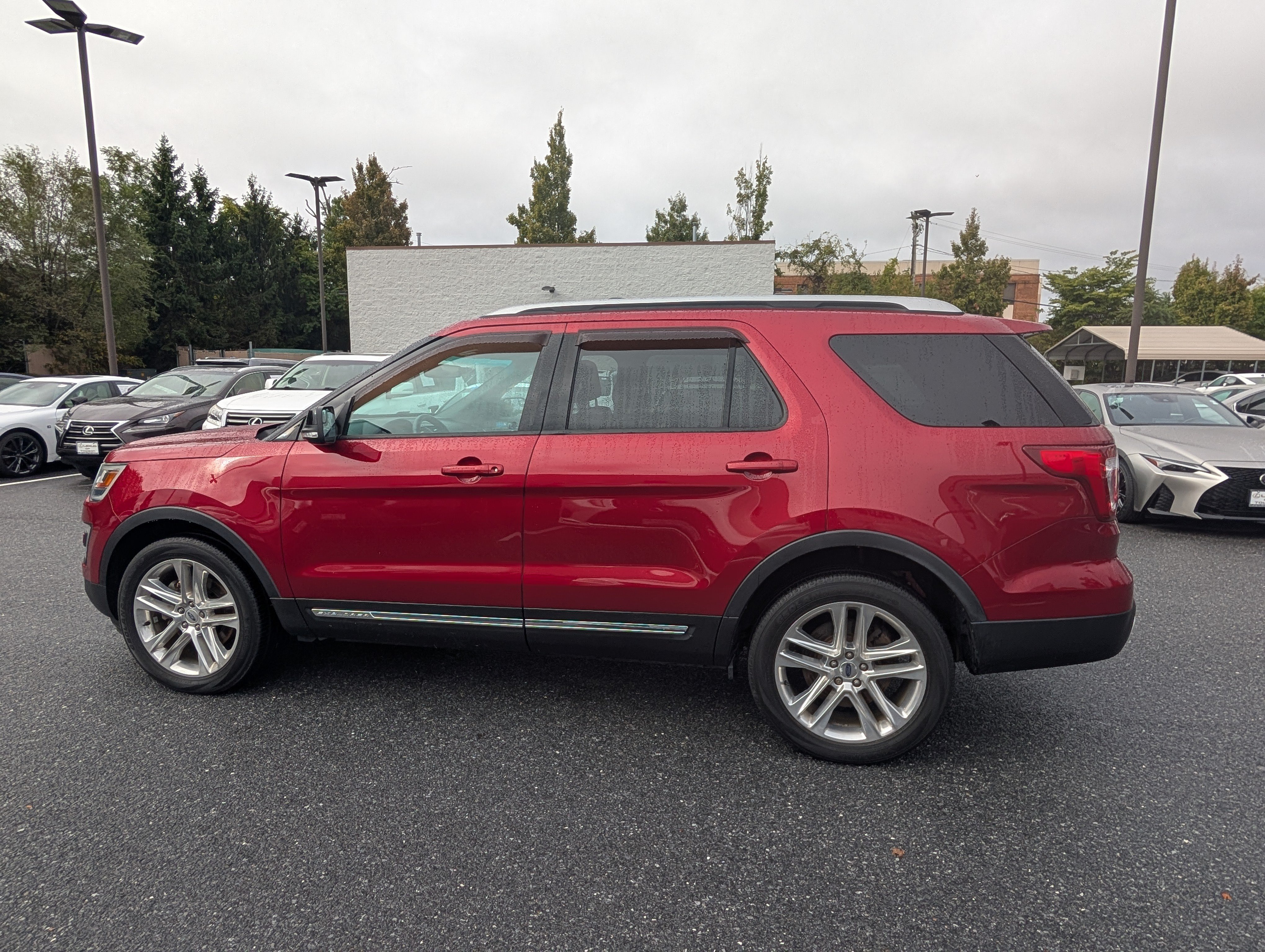 Used 2016 Ford Explorer XLT w/ Equipment Group 202A AWD/4WD image 6