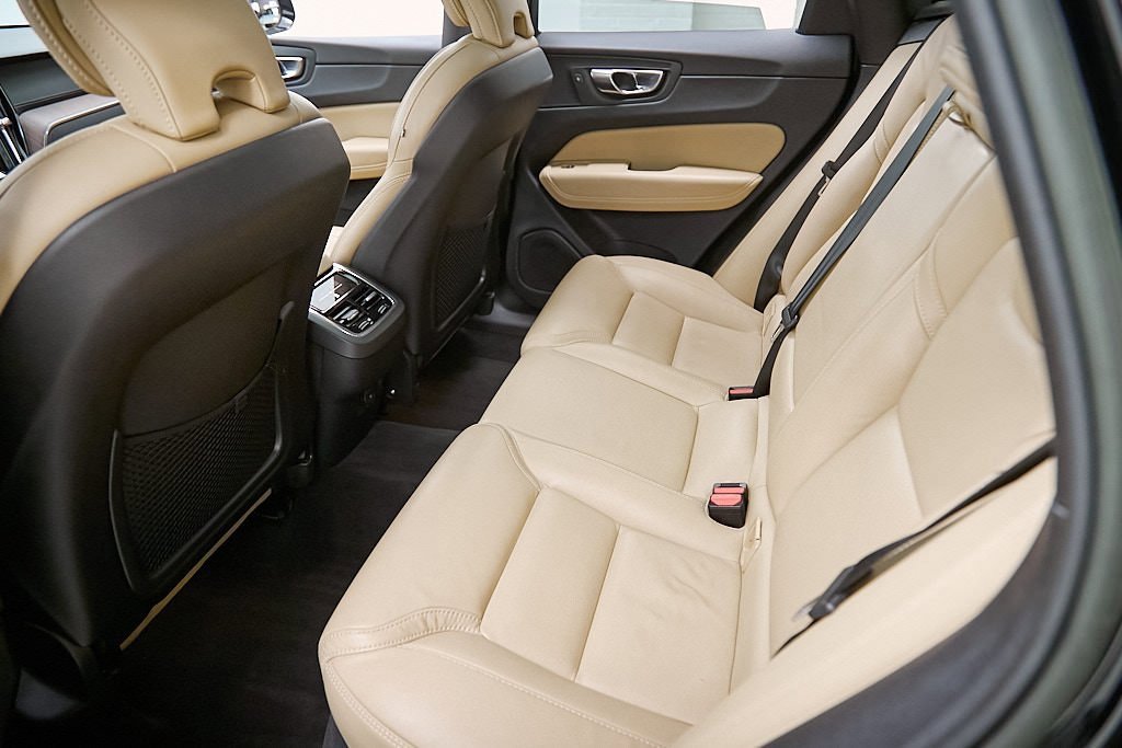 Certified 2023 Volvo XC60 B5 Ultimate w/ Protection Package Premier image 20