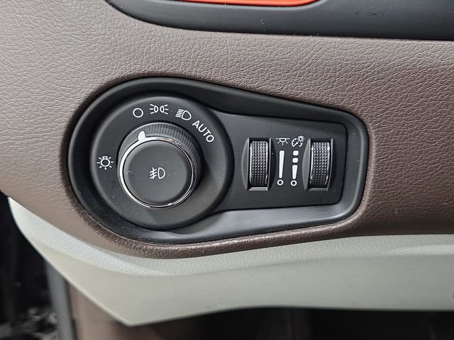 Used 2016 Jeep Renegade Limited image 24