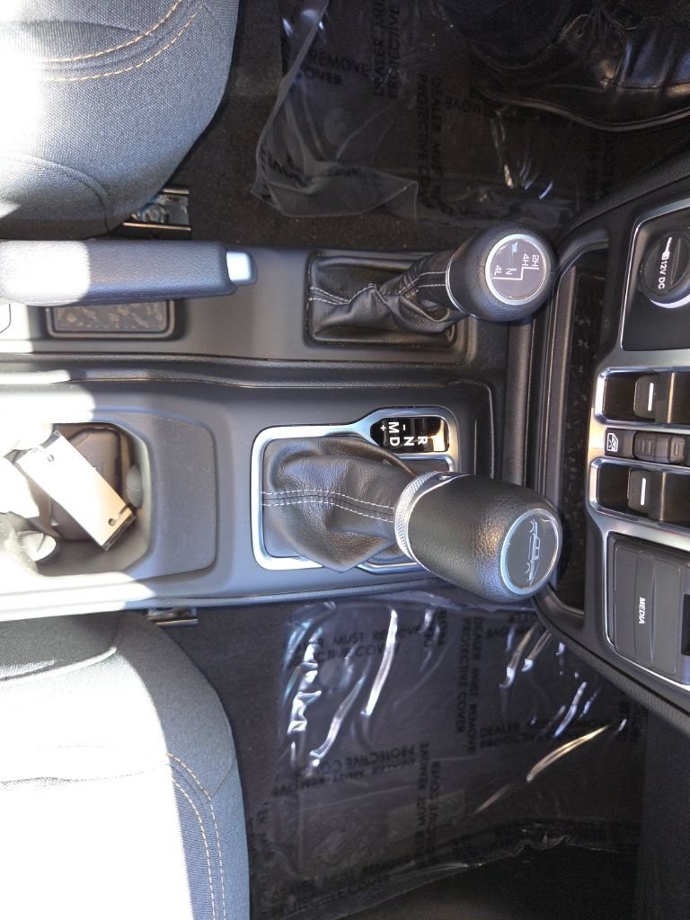 Certified 2025 Jeep Gladiator Sport AWD/4WD image 18