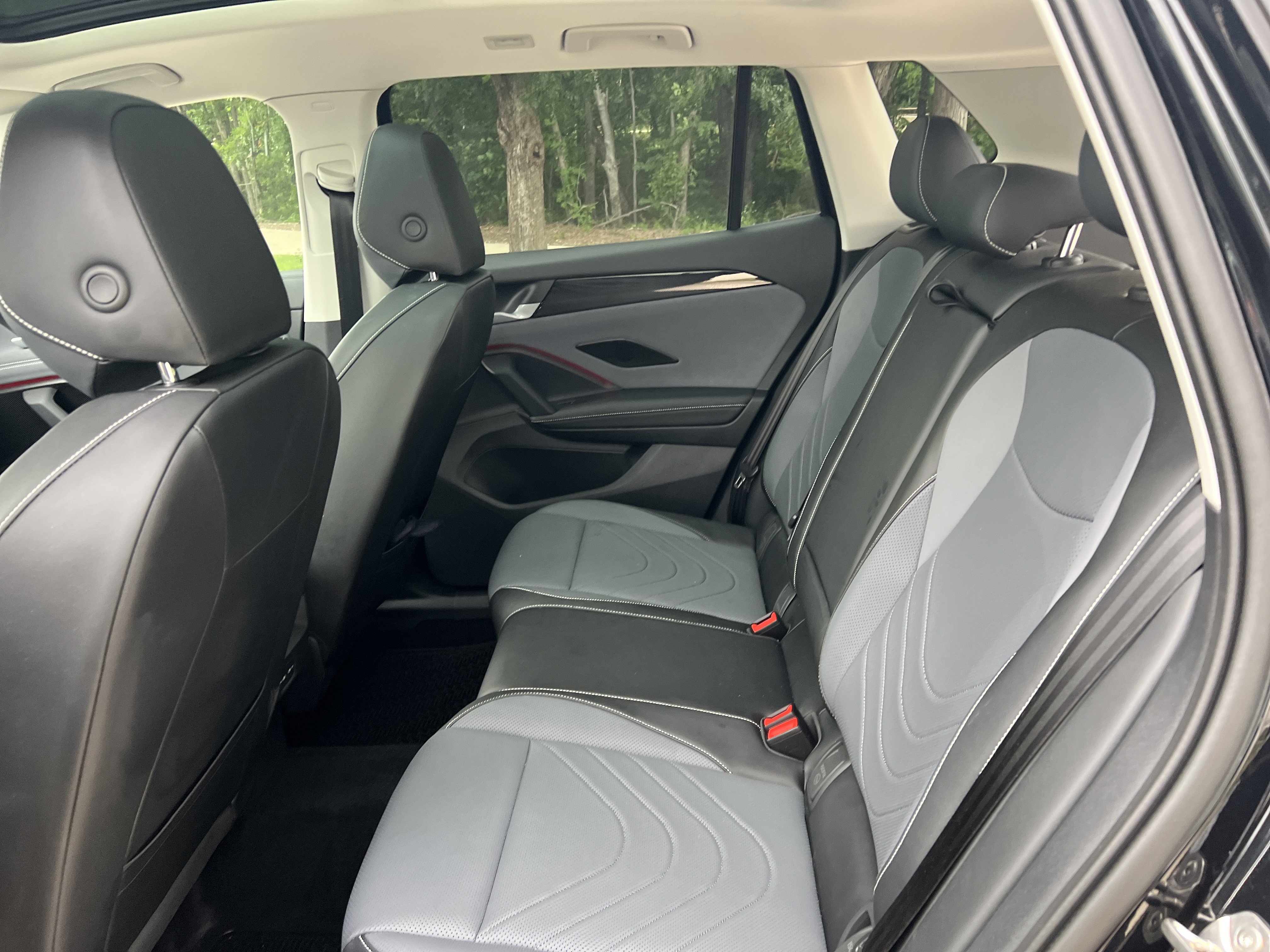 Certified 2025 Volkswagen Tiguan SE w/ Panoramic Sunroof Package AWD/4WD image 30