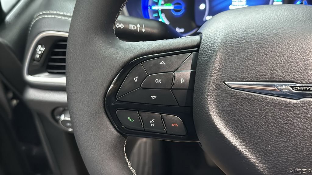 Used 2023 Chrysler Pacifica Limited w/ Uconnect Theater Family Group FWD image 24