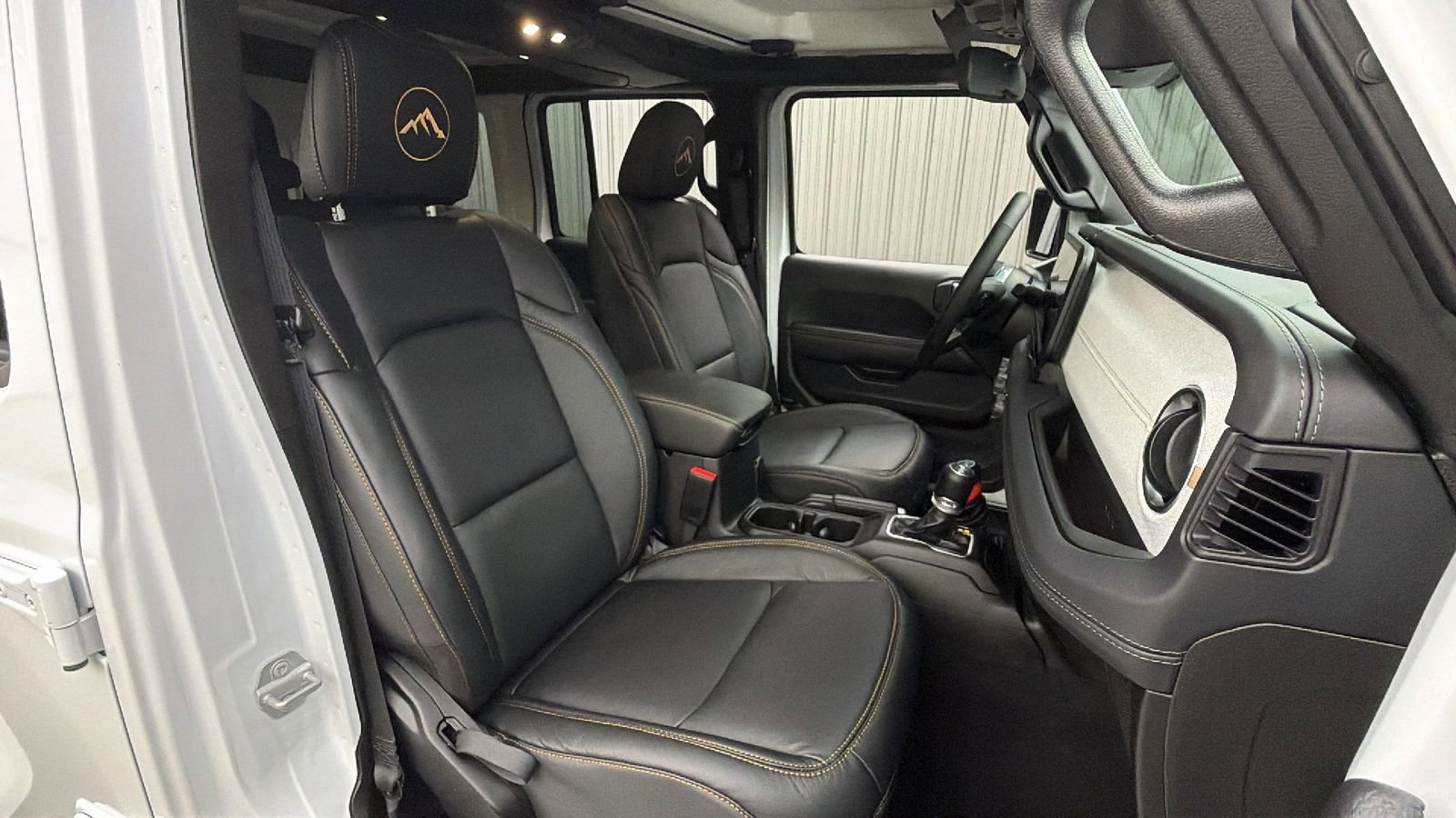 Used 2025 Jeep Wrangler Unlimited Sahara AWD/4WD image 40