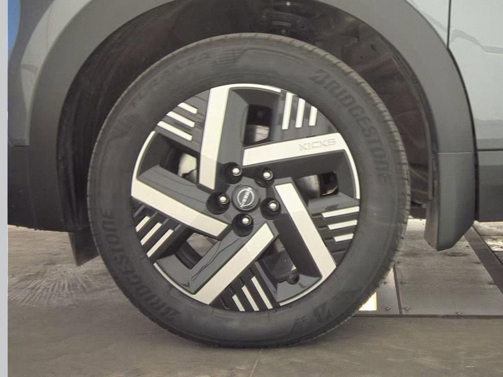 Used 2025 Nissan Kicks SV image 7