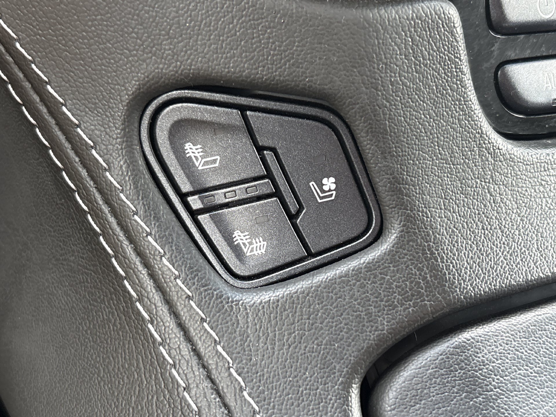 Used 2020 GMC Yukon Denali AWD/4WD image 10