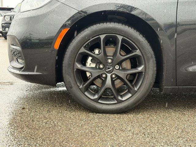 Used 2023 Chrysler Pacifica Touring-L w/ S Appearance Package image 9