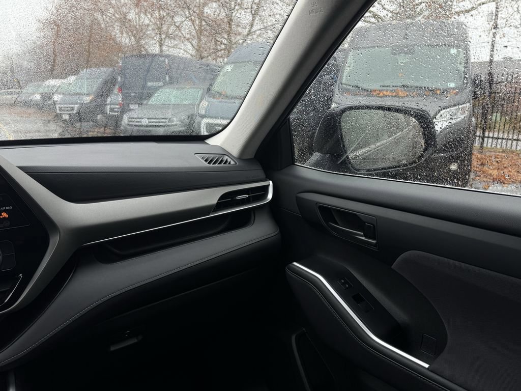 Used 2024 Toyota Highlander Limited image 23