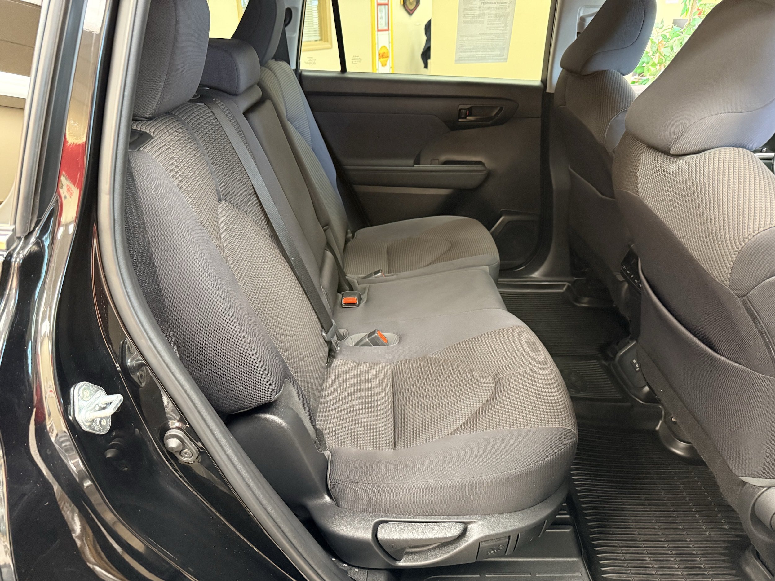 Used 2023 Toyota Highlander LE AWD/4WD image 20