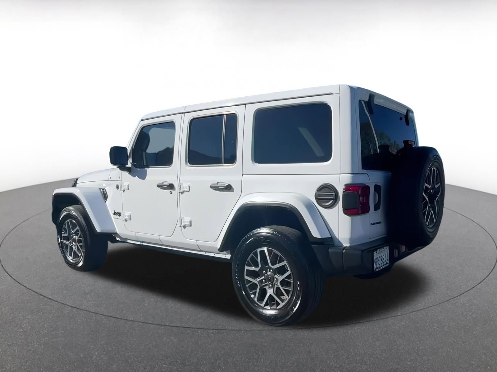 Used 2025 Jeep Wrangler Sahara image 10