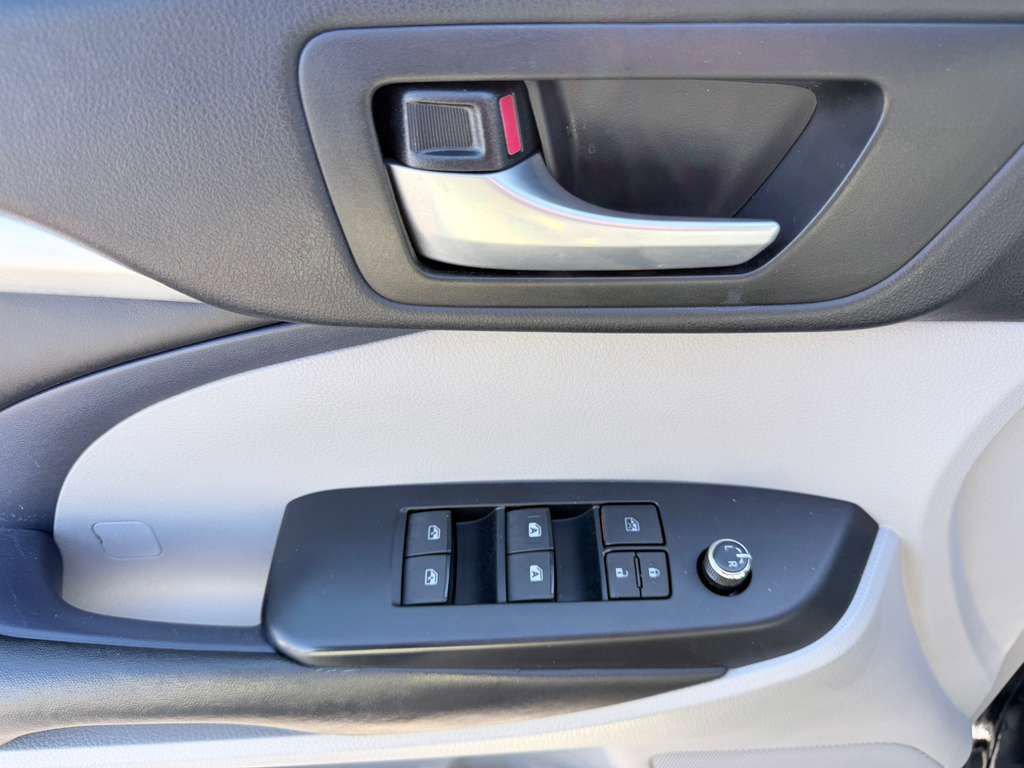 Used 2019 Toyota Highlander XLE AWD/4WD image 20
