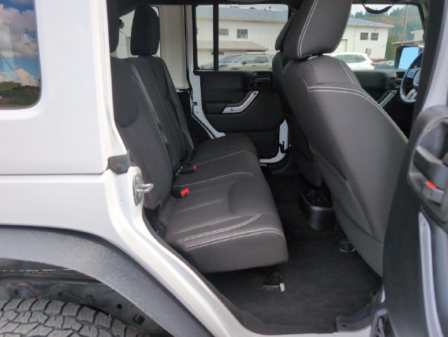 Used 2014 Jeep Wrangler Unlimited Sahara w/ Max Tow Package AWD/4WD image 12
