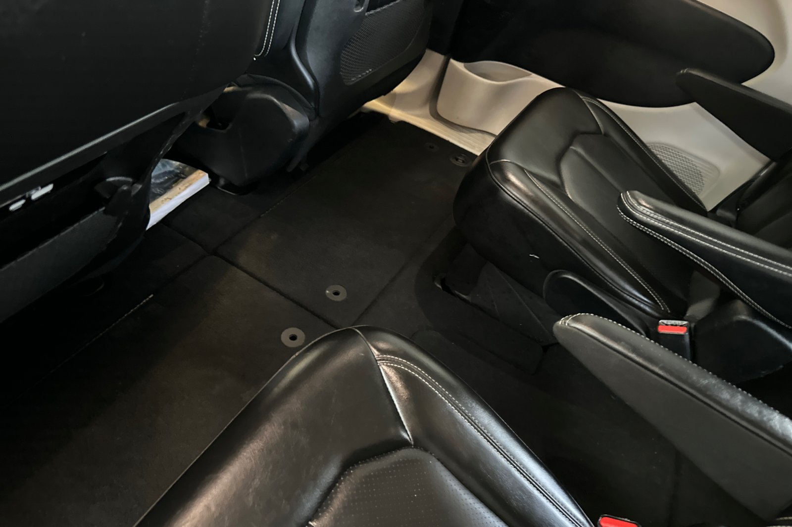Used 2023 Chrysler Pacifica Touring-L FWD image 12