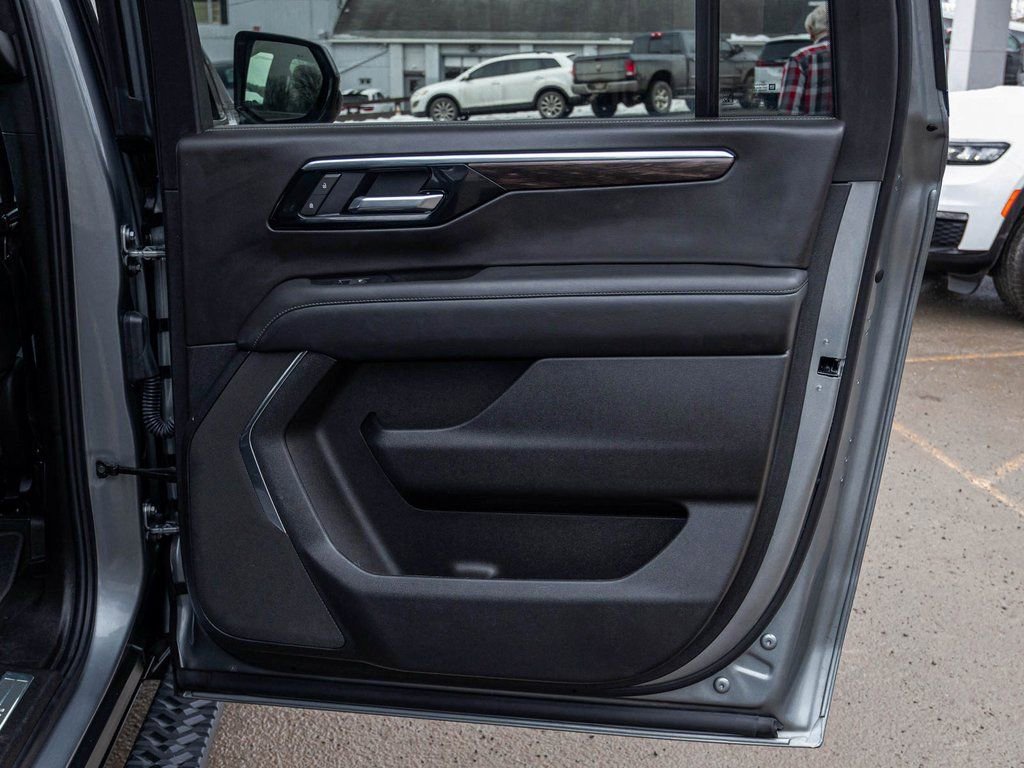 Used 2025 Chevrolet Suburban Z71 image 15